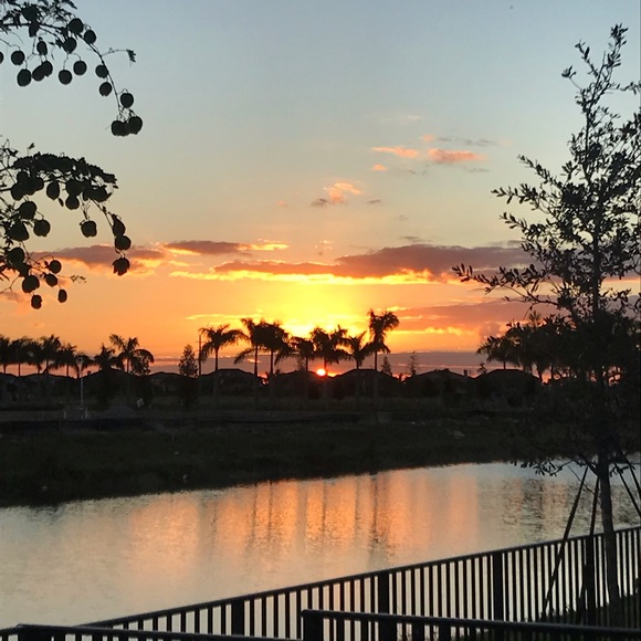 Meet your Posher, Laura - Picture 1 of 1